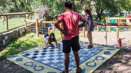 Familia jugando en las damas