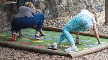 Familia jugando al twister