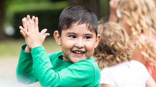 Niños contentos en el parque